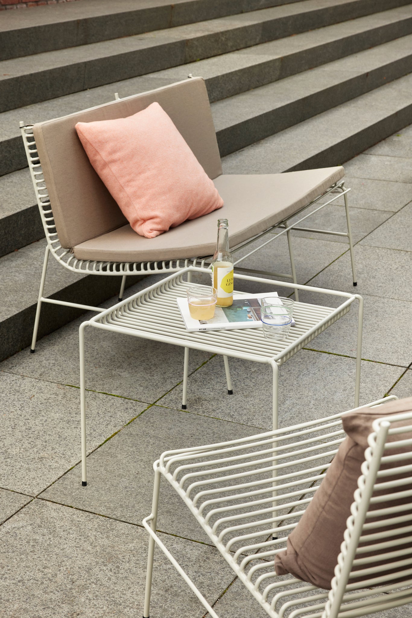 HUBSCH - String bijzettafel - lichtgrijs