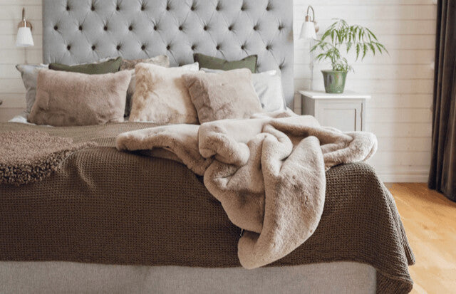 SKINNWILLE - Fluffy kussen BEIGE